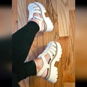 Dolce Vita Cream Platform Sandals with Chunky Sole Like NEW